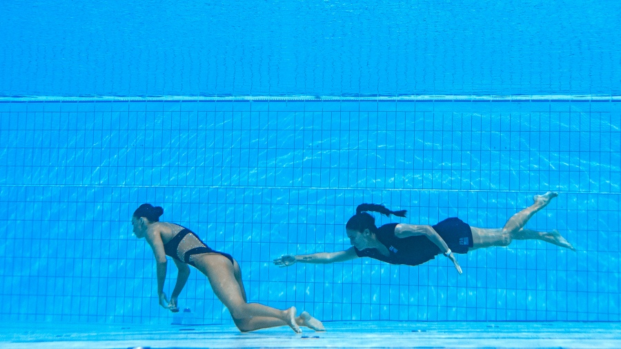 Nadadora se desmayó en el agua en plena competencia, su entrenadora la salvó y quedó plasmado en fotos