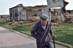 “Me acostumbré a estar solo”: a los 92 años Pablo Novak volvió a Epecuén