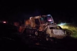 Ruta 51: Tres personas fallecidas en el choque frontal entre un auto y un camión