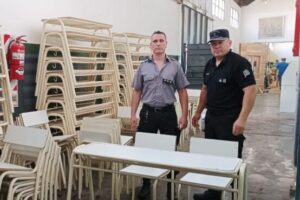 Internos de la cárcel de Bahía Blanca restauraron mesas y sillas de escuelas de la ciudad
