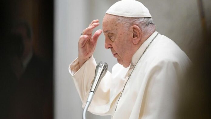 “Todavía no estoy bien”, reconoció el Papa, que no pudo leer la catequesis en su audiencia semanal