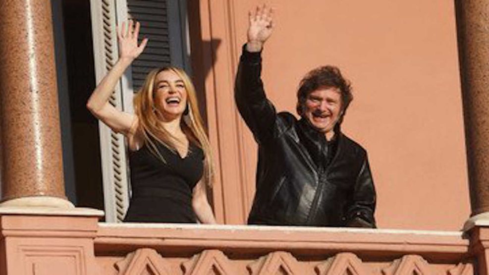 Fátima Florez y Javier Milei saludaron desde el balcón de la Casa Rosada