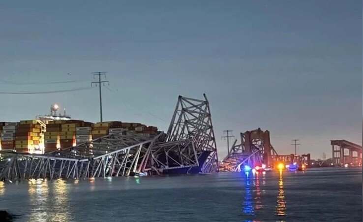 Un barco chocó contra un puente en Estados Unidos y varios autos cayeron al río: hay desaparecidos