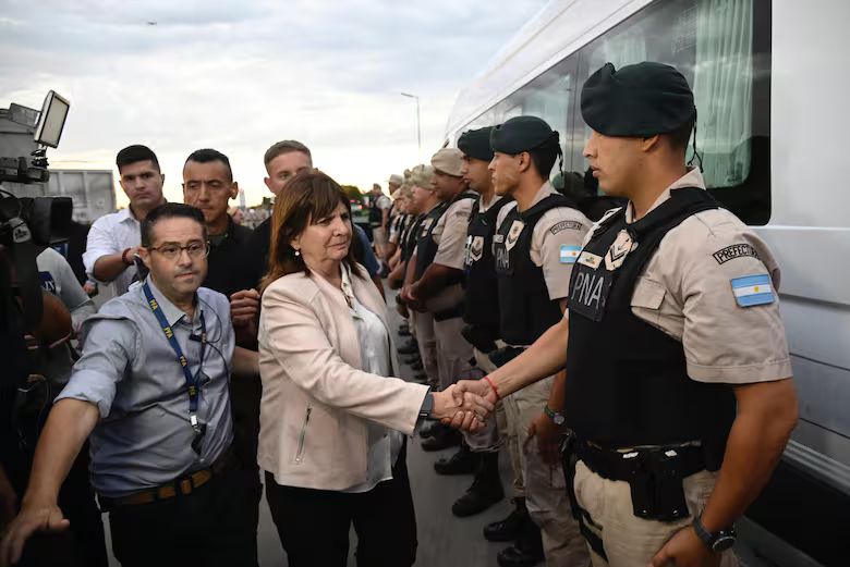 Fuerzas Federales llegaron a Rosario y fueron recibidos por Patricia Bullrich