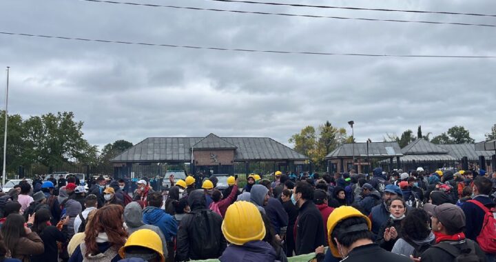 Alrededor de 500 manifestantes bloquearon el ingreso al country en el que tiene una casa Luis Caputo