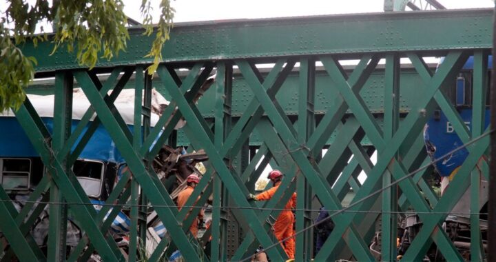 Dirigentes ferroviarios responsabilizaron al Gobierno nacional por el choque del tren San Martín