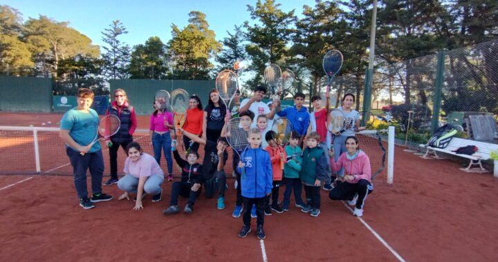 Jóvenes en Trama asistieron a una clase de tenis en Carhué
