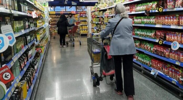 Caída del consumo: cuáles son los productos que la gente está dejando de comprar, según una consultora