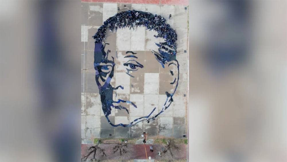 Homenaje a Favaloro en el patio de una escuela: un mural viviente con su cara