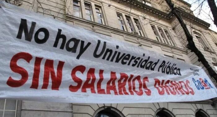 «Sin salarios dignos no hay universidad»: el mensaje de la comunidad universitaria a Milei