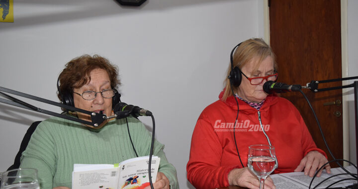 Integrantes del taller de lectura en Voz Alta del Centro de Jubilados de Carhué, en escuelas y radios locales