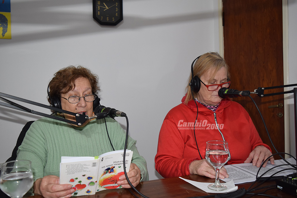 Integrantes del taller de lectura en Voz Alta del Centro de Jubilados de Carhué, en escuelas y radios locales